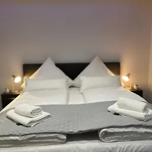 Modern Neuburg P - - 2 Zimmer, Komfort, Balkon, Wi-fi, Smart Tv, Grosse Dusche, Kueche Apartment